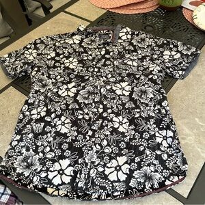 Broken thread large black and white flower button down